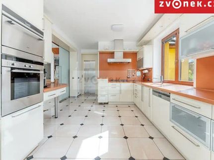 Prodej vily 540 m², pozemek 1250 m²