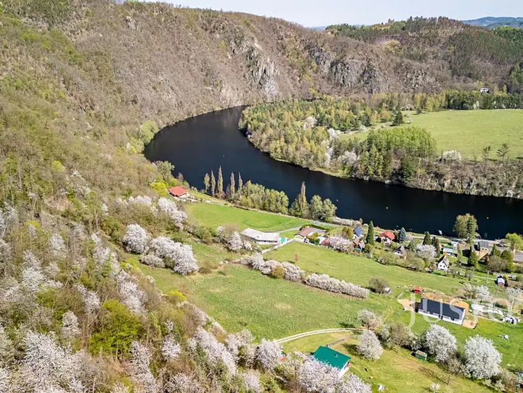 Prodej stavebního pozemku 4525 m²