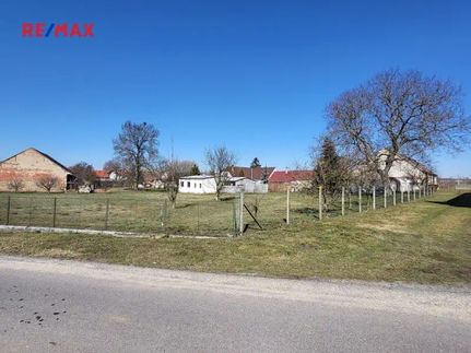 Prodej stavebního pozemku 2100 m²