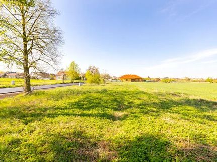 Prodej stavebního pozemku 1679 m²